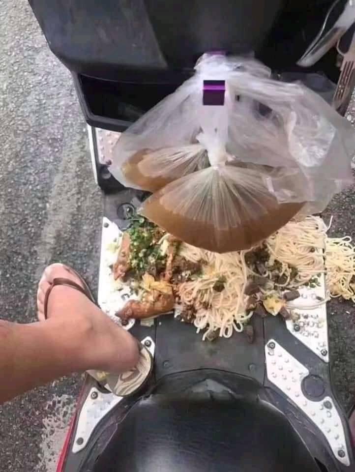 Deretan tulisan kocak pada topi ini bikin kita ketawa terus 